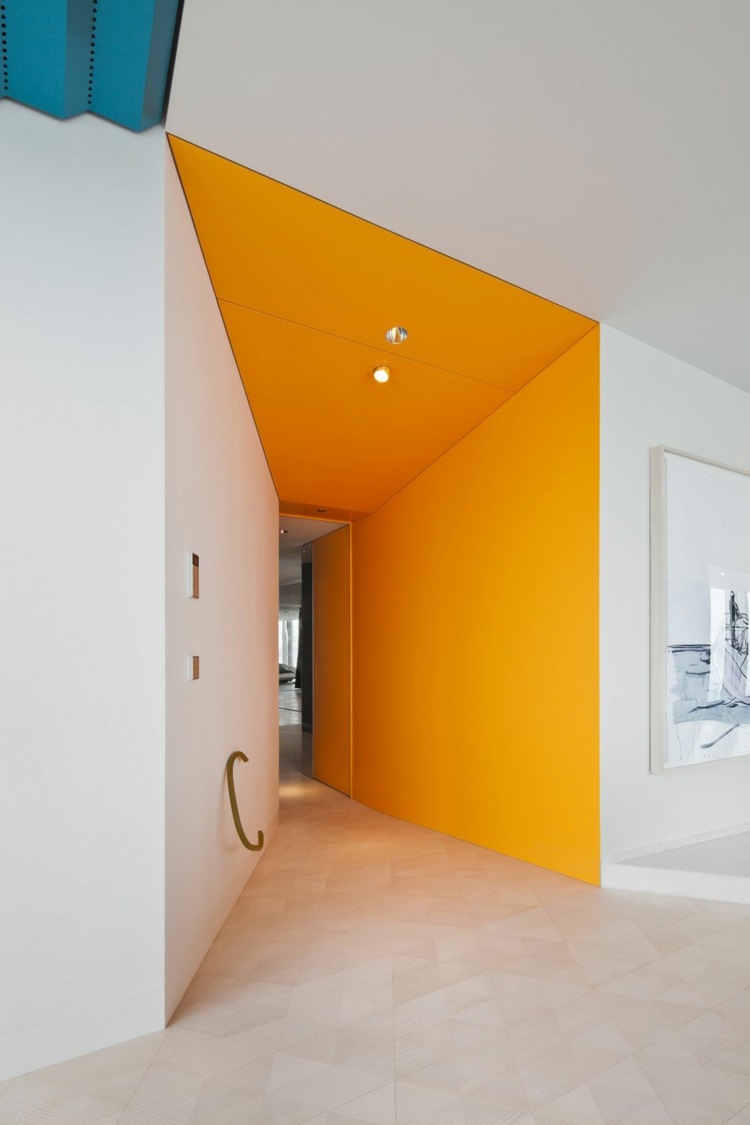 lägenhet med färgglada inredning accenter hall vägg tak orange