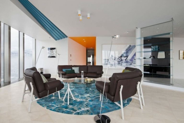 lägenhet med färgglada inredning accenter sittgrupp matta blå lädersoffa