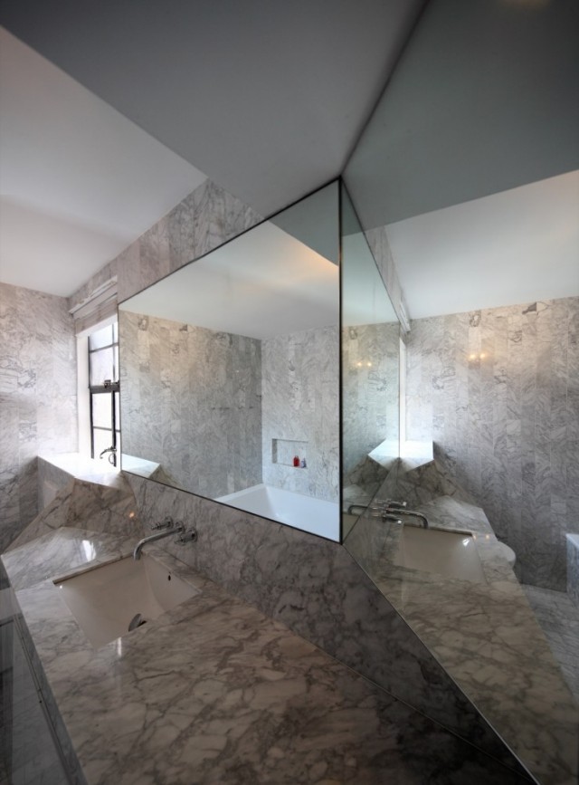 modernt badrum marmor flera speglar rum stora