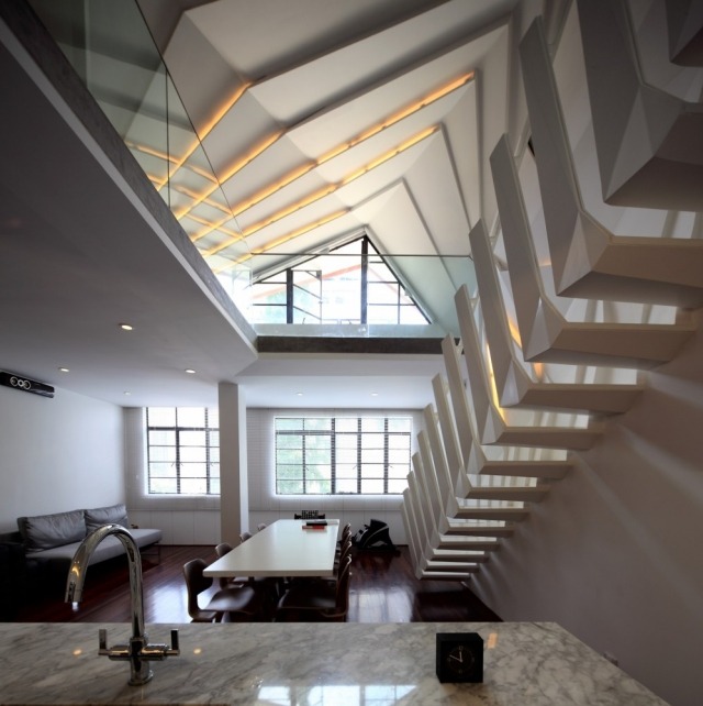 trappor tak rivna geometri artificiellt anslutna matbord infällda lampor