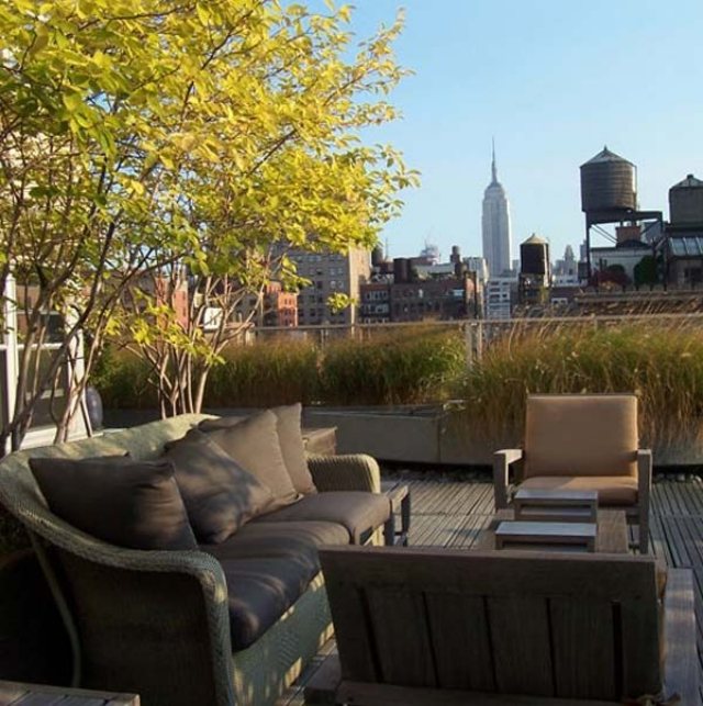 NYC lägenhet utsikt trägolv takterrass tak balkong sittgrupp