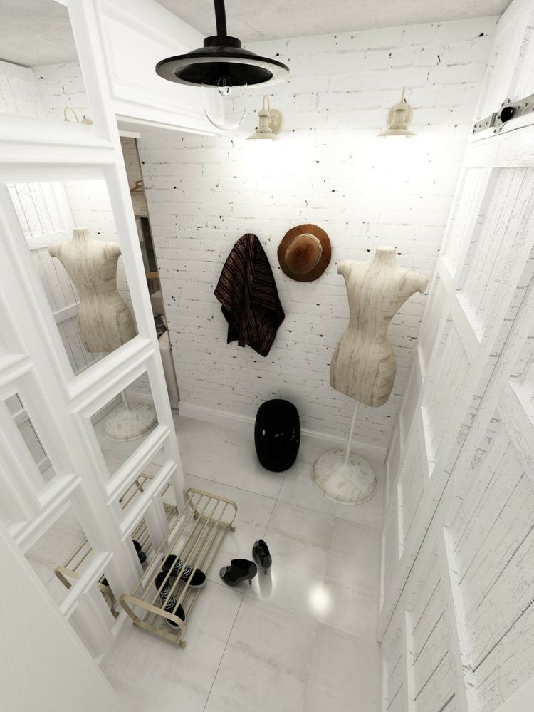 lägenhet med feminina möbler garderob spegel väggplattor