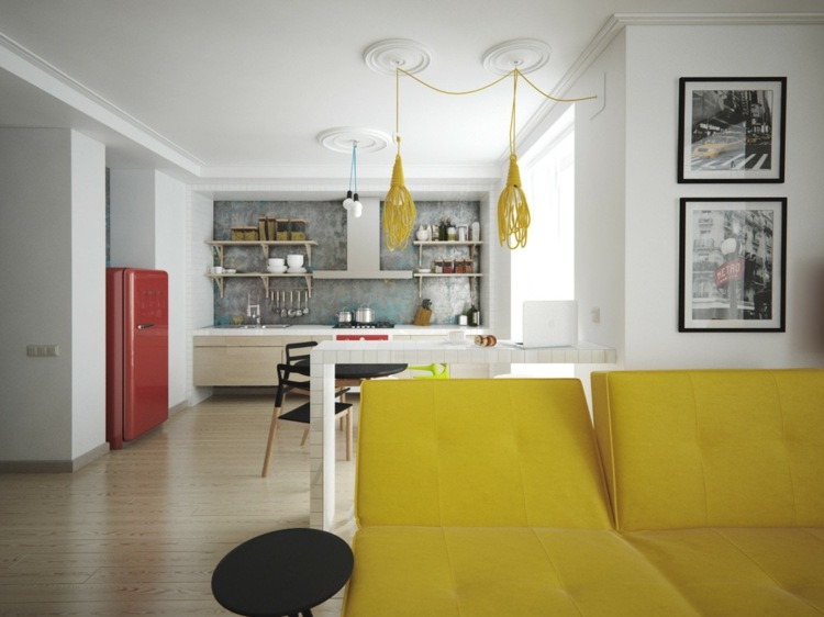 lägenhet med feminina möbler soffa gul design hängande lampor kök