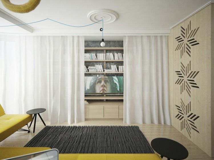 lägenhet med feminin inredning, vägg, gardiner, vit matta