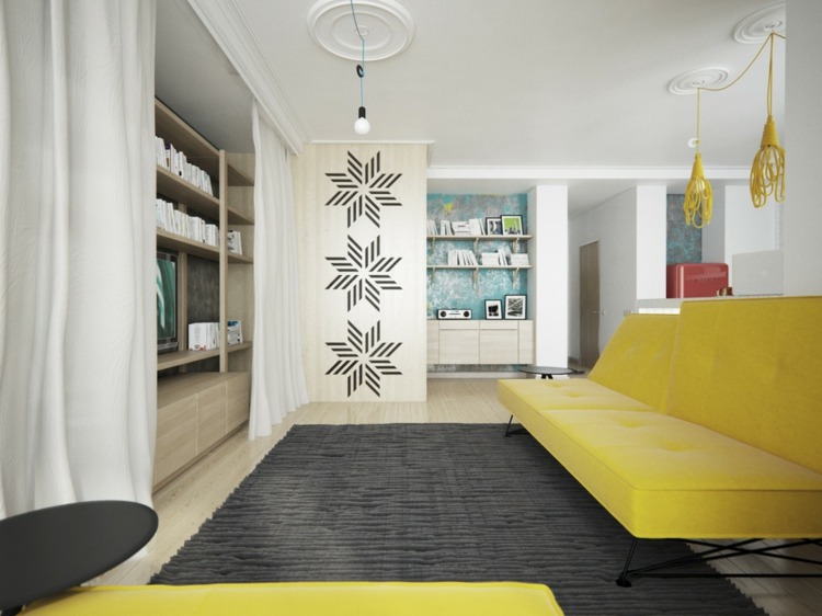 lägenhet med feminin inredning futongul matta grå vägg
