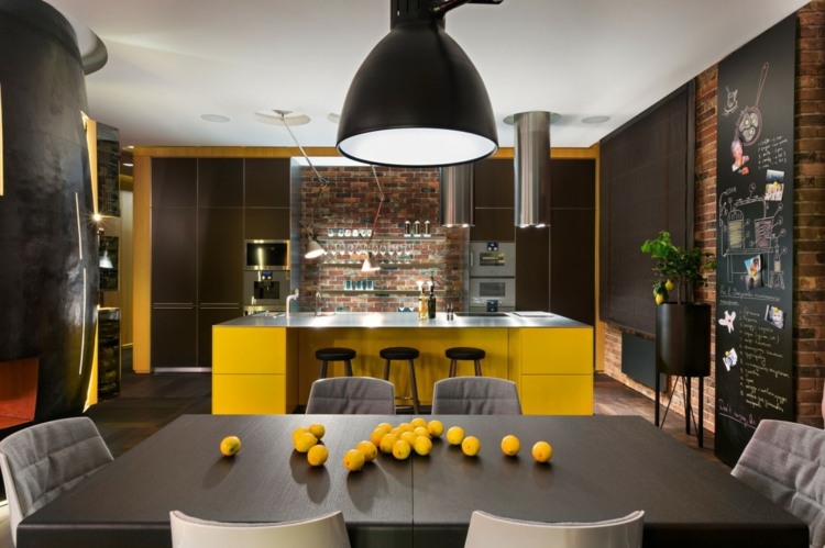 lägenhet med gulgrå inredning kök ö matbord citron lampa