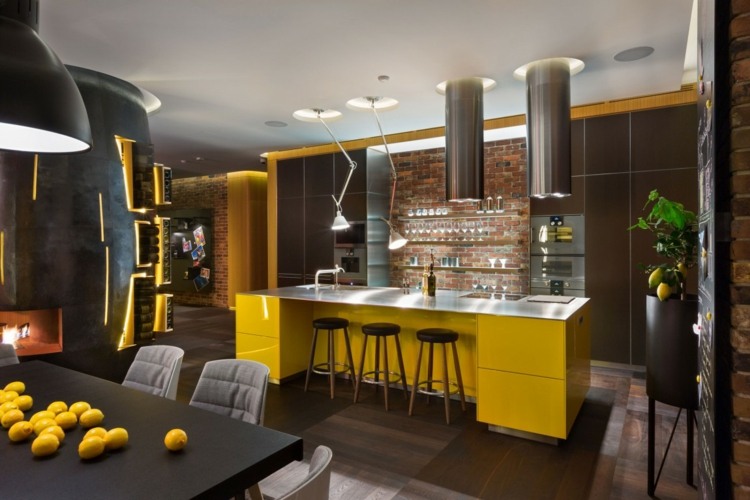 lägenhet med gulgrå inredning kök svart tegel vägg pall