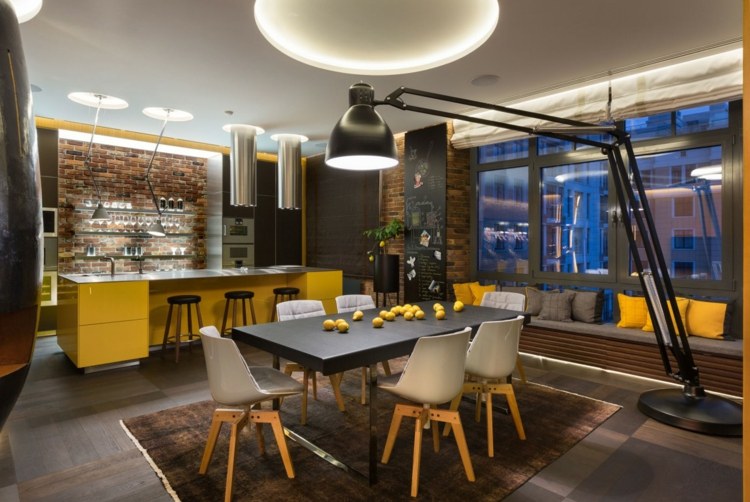 lägenhet gul grå interiör köksstolar vit trä matta