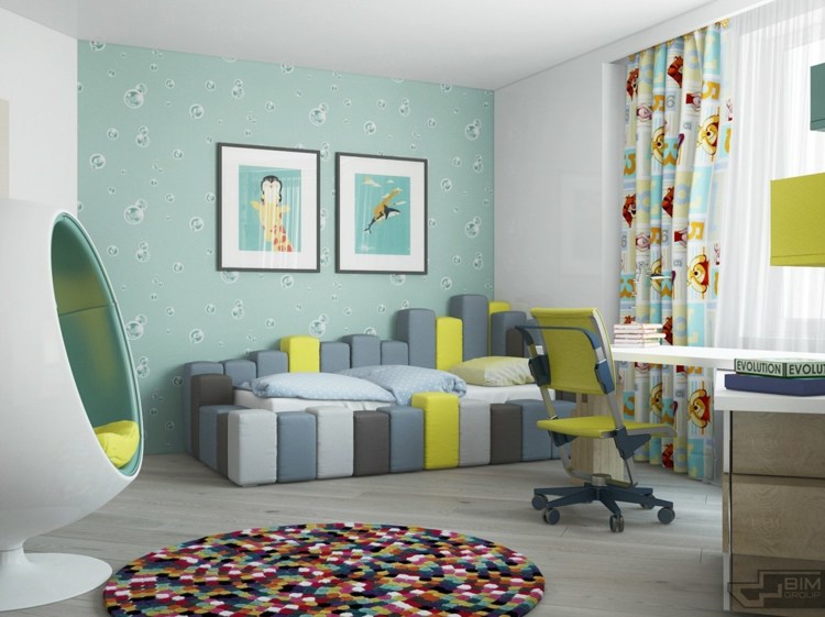 lägenhet med grå inredning gardiner färgglad säng design modern