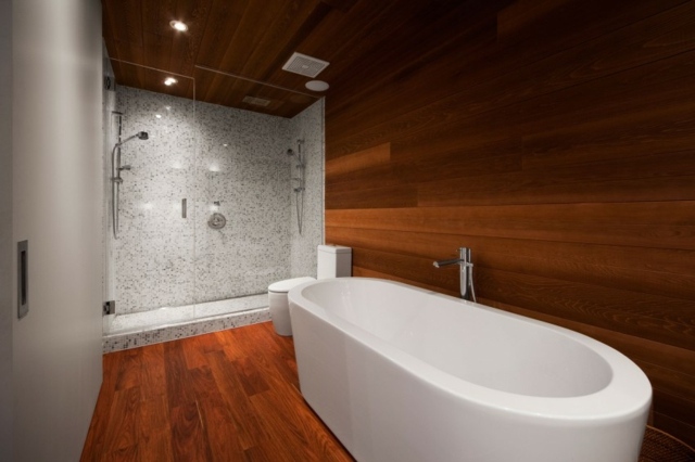 Väggbeklädnad-av-trä-oval-badkar-3D-dusch-med-glasdörrar