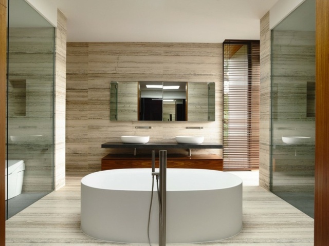 Natursten-marmor-med-figurer-kakel-runt-badkar-modern-möblering