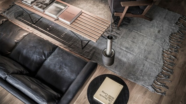 gråtoner-trä-bord-på-metall-ben-läder-soffa-i-grått