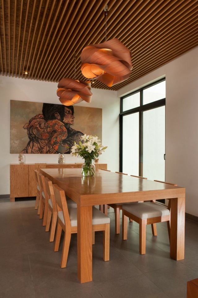 Massivt trä-bord-med-stolar-brun-hängande-lampa-väggdekoration