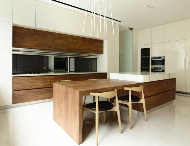 Kök-med-trä-och-marmor-bänkskiva-högglansmöbler