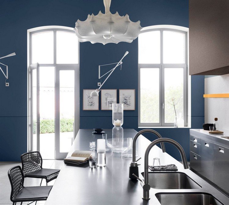 måla väggar kök blå rostfria bänkskivor