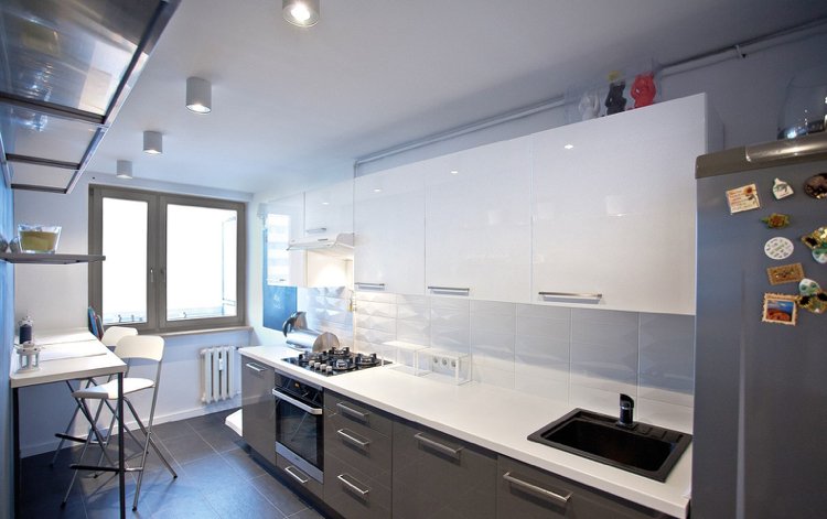Renovera lägenhet -före-efter-modernt-kök-grå-vit-högglans-sittfönster