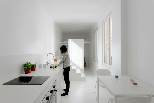 Färger vita väggar matlagningsblock inbyggda apparater