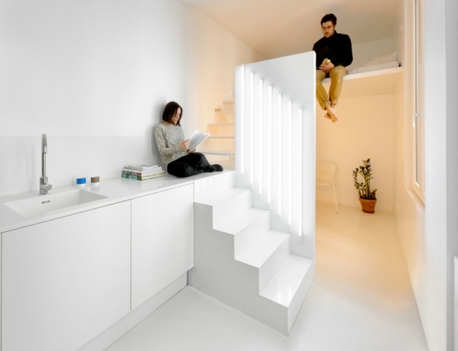 Platt trappa vit minimalistisk