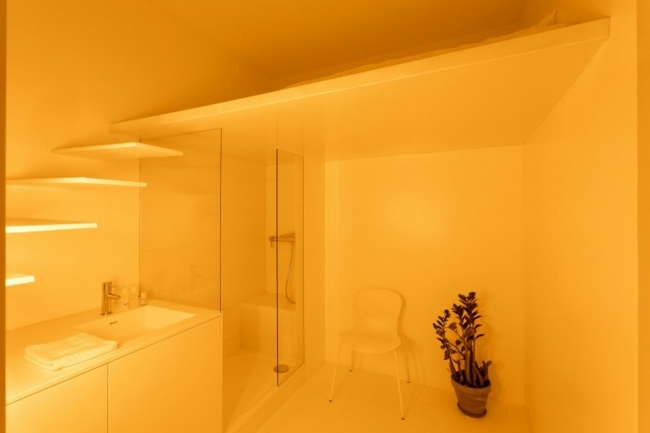 gul belysning under badrumstrappor
