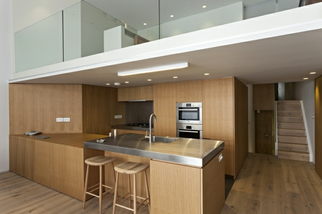 Köksbänk i rostfritt stål i modern lägenhet i London