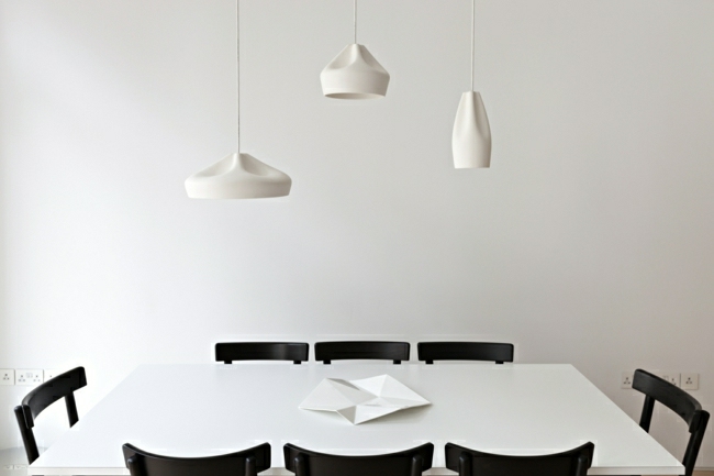 svarta stolar vita bordslampor