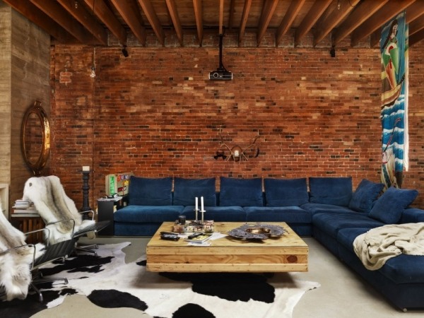 Lägenhet-renovering-tegel vägg-päls filtar-modern-soffa