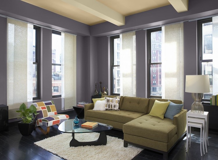 designa din egen lägenhet lila-vägg-färg-beige-soffa-färgglad-fåtölj