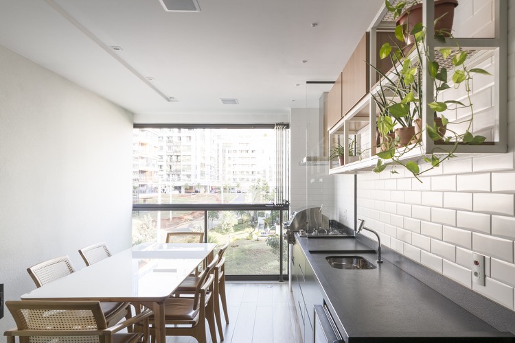 Renovera lägenhet inglasad balkong med utekök och grill och matbord