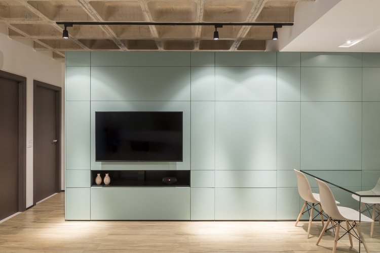 Att konvertera en lägenhet grön vägg enhet fungerar som rumsdelare belysning med taklampor