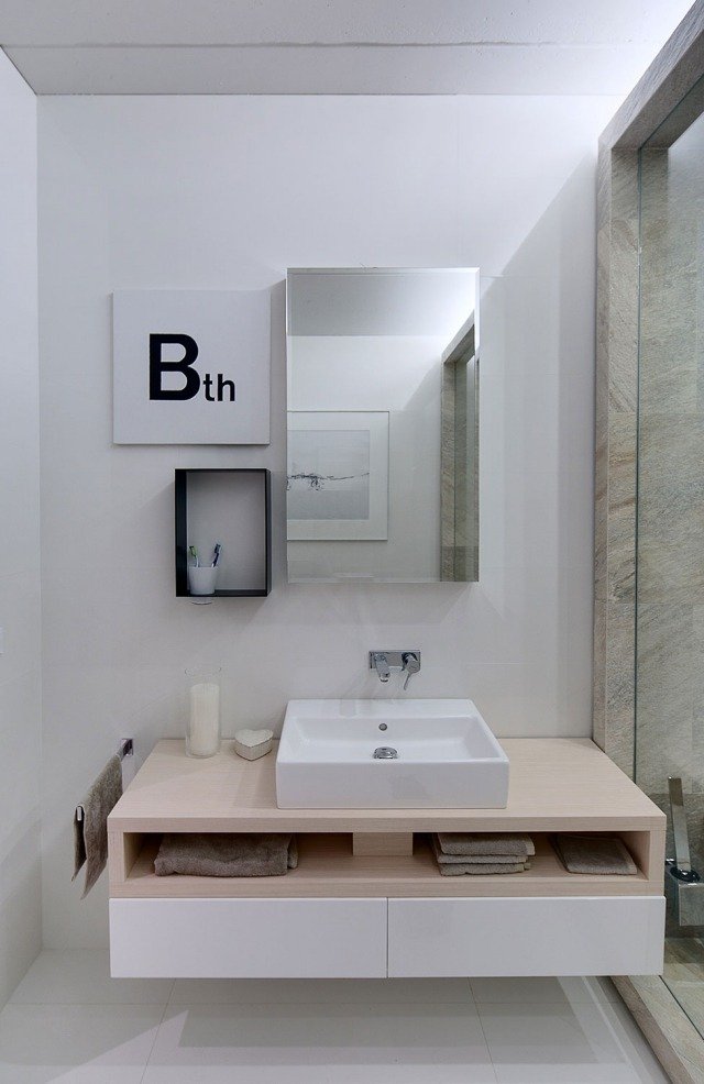 badrumsdesign-modern-spegel-skåp-trä-fåfänga-skåp