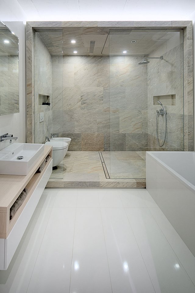 badrumsdesign-modern-dusch-område-kakel-sten-look-glas-partition