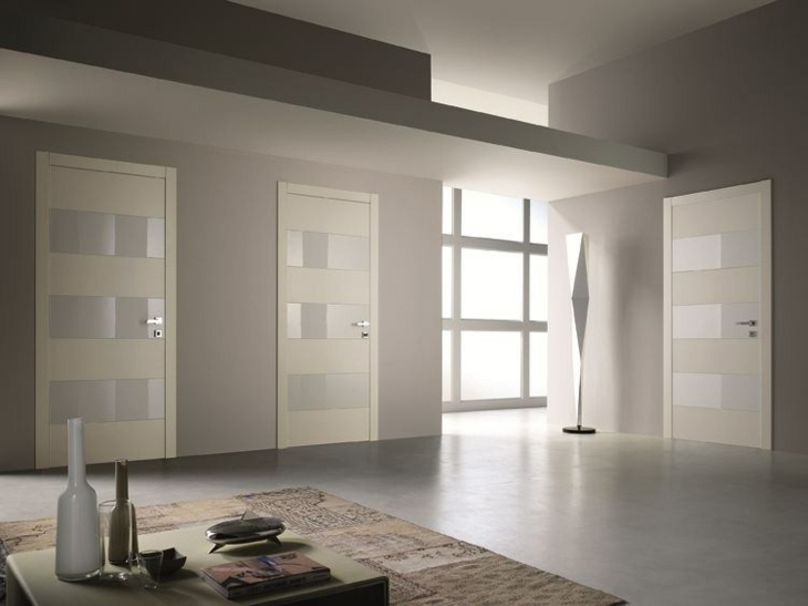 Lägenhetsdörrar-dörrhandtag-vit-metall-trä-detaljer