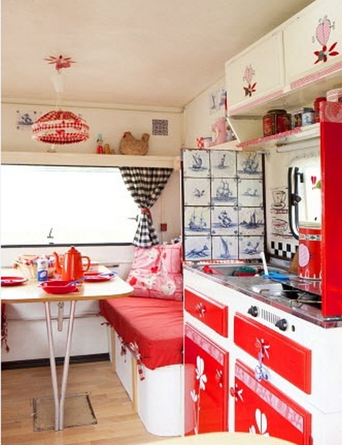 möbler med en retro touch av kök i rött