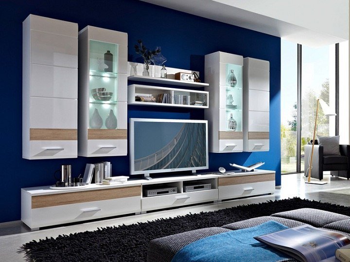Väggsystem modernt vardagsrum blå väggbelysning ek
