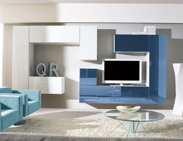 Vardagsrum-förlängningsvägg-plast-yta-glans-blå-vit-tv-bräda-modernt-vardagsrum