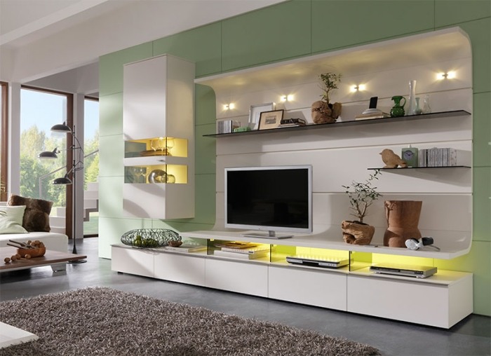 Vardagsrum-förlängning-vägg-vit-tidlös-elegant-design-integrerad-belysning