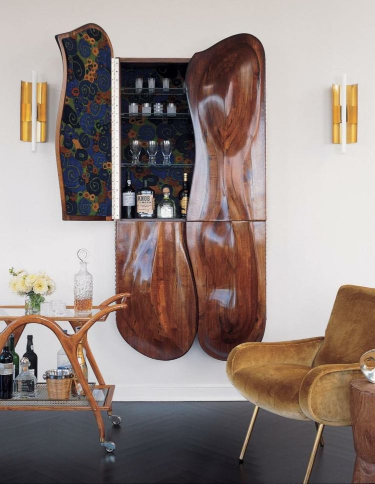 vardagsrum-bar-stol-sconces-minibar-skåp-vägg-glasögon-flaskor-alkohol-rullande-bord-trä-vas-blommor