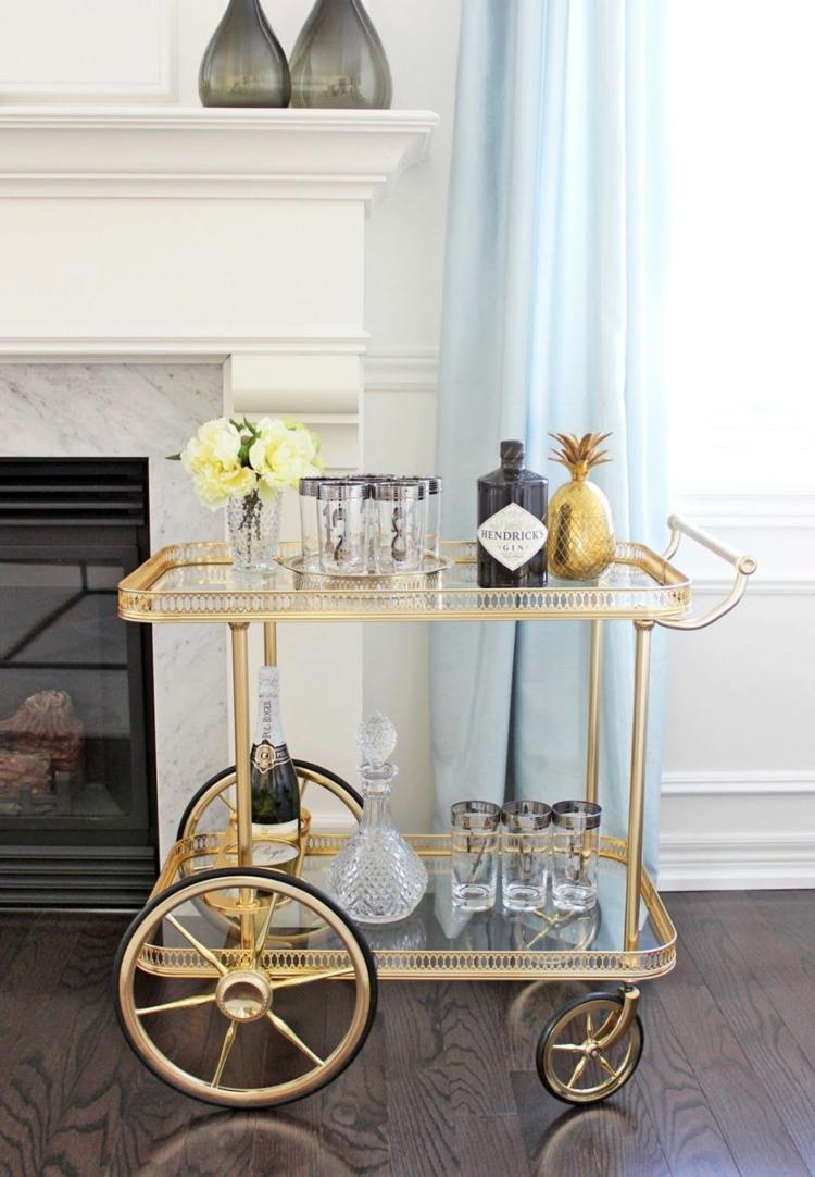 vardagsrum-bar-minibar-vagn-guld-dekoration-ananas-glas-flaskor-gardiner-vaser-öppen spis