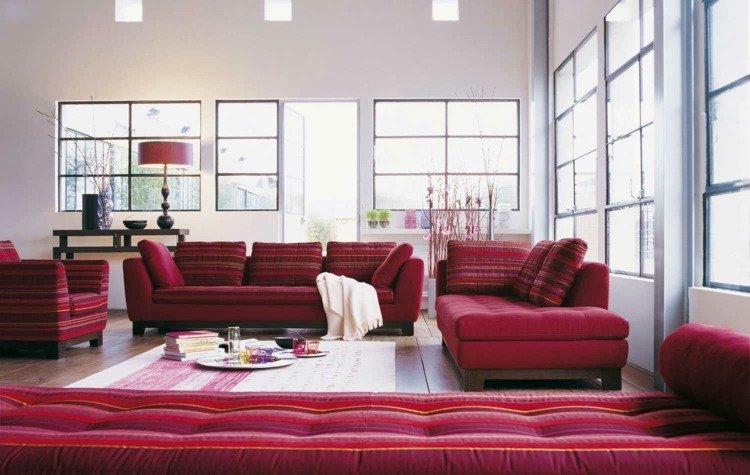 vardagsrum-soffa-röd-canapé-ränder-mönster-sidobord