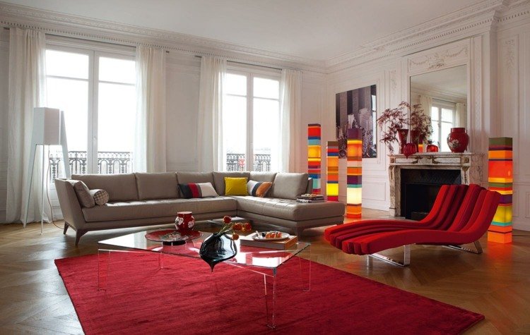 vardagsrum-soffa-varma-färger-golvlampor-soffa-röd-matta-öppen spis