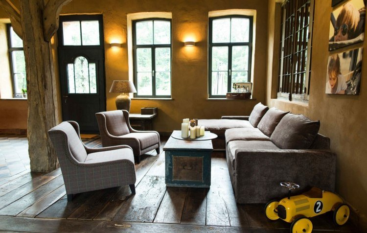 vardagsrum-soffa-land-hus-modern-grå-fåtölj-parkett