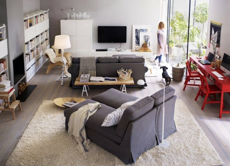 vardagsrum-soffa-grå-möbler-liggande-design-idéer-rött-skrivbord