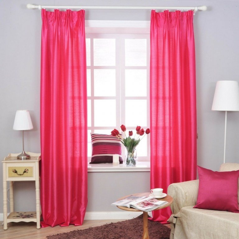 dekorera vardagsrum rosa accenter gardiner kuddar sidobord