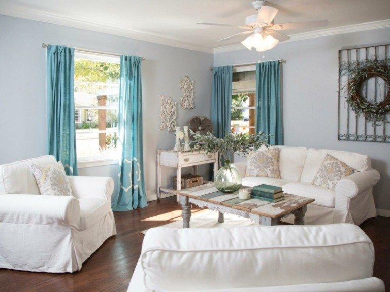 dekorera vardagsrum ljusblå gardiner vit soffuppsättning