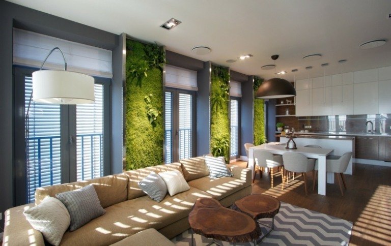 vardagsrum dekorera vertikala trädgårdsväxter vägg beige soffa