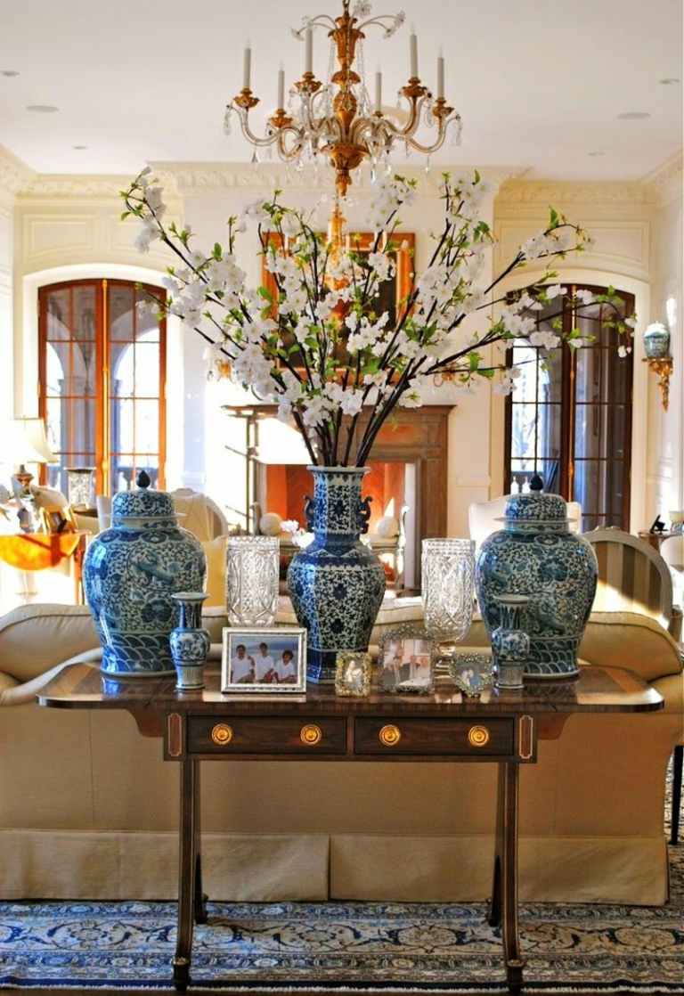 dekorera vardagsrums vaser orientalisk stil blommor sidobord ljuskrona
