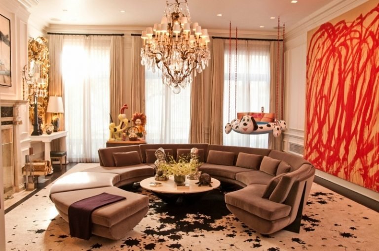 dekorera vardagsrum rund soffa design väggmålning röd orange gardiner beige