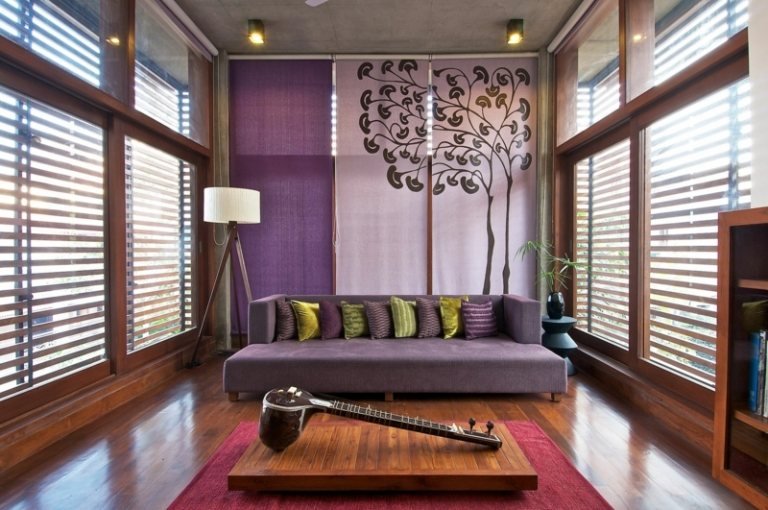 dekorera vardagsrum modern lila sekretessskärm interiör soffa gröna accenter