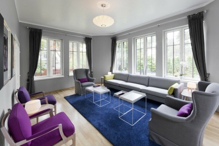 dekorera vardagsrum kontrastfärger blå lila mattfåtölj