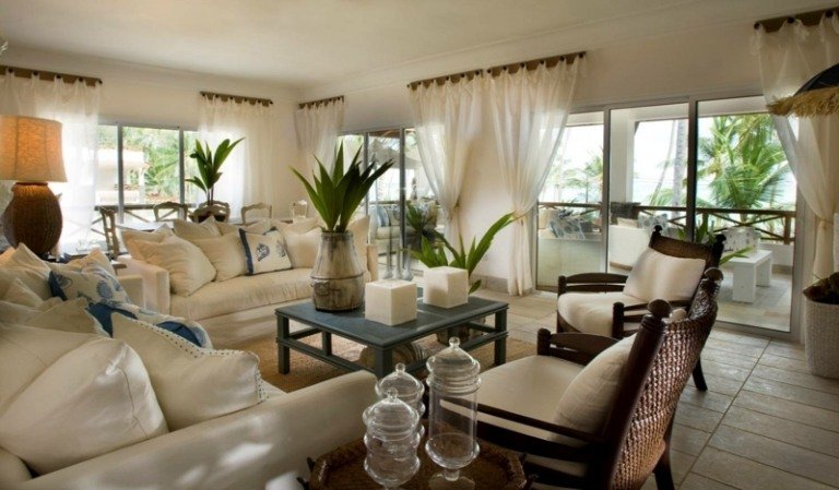 dekorera vardagsrum höga gardiner fönster fram växter blågrått bord